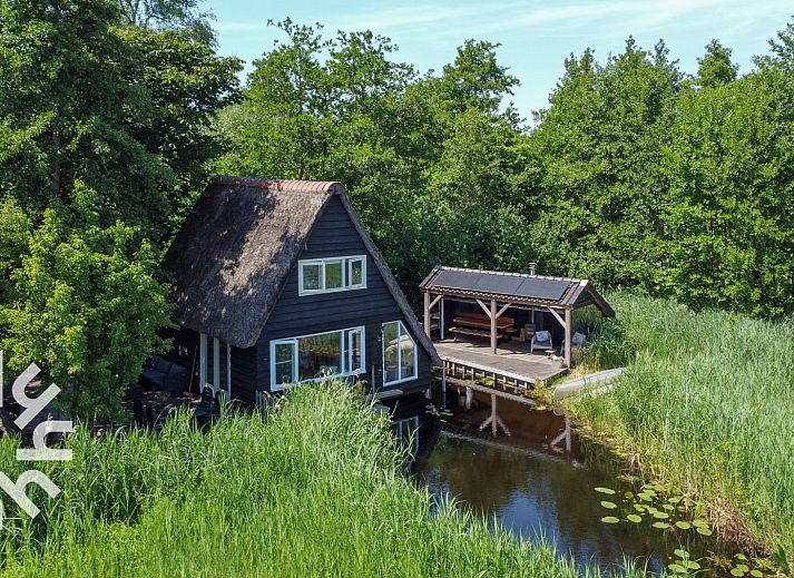 Ferienhaus OV465 in Giethoorn, Overijssel, mit Reetdach und umgeben von Gruenanlagen.