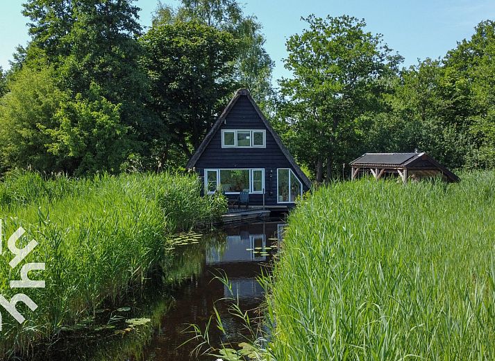 Ferienhaus OV465 in Giethoorn, Overijssel, mit Reetdach und umgeben von Gruenanlagen.