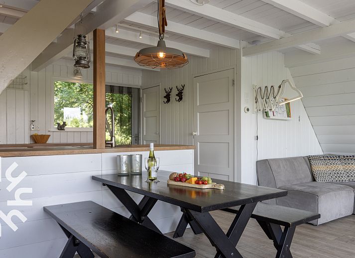 Ferienhaus OV465 in Giethoorn, Overijssel, mit Reetdach und umgeben von Gruenanlagen.