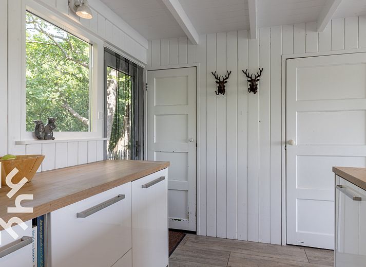 Ferienhaus OV465 in Giethoorn, Overijssel, mit Reetdach und umgeben von Gruenanlagen.