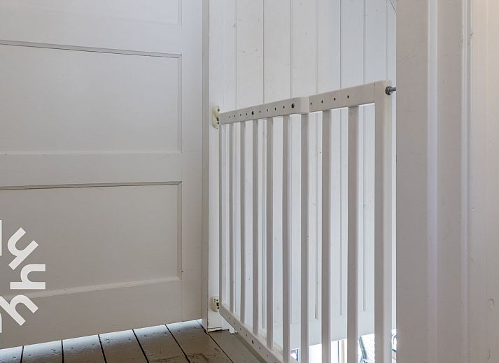 Ferienhaus OV465 in Giethoorn, Overijssel, mit Reetdach und umgeben von Gruenanlagen.