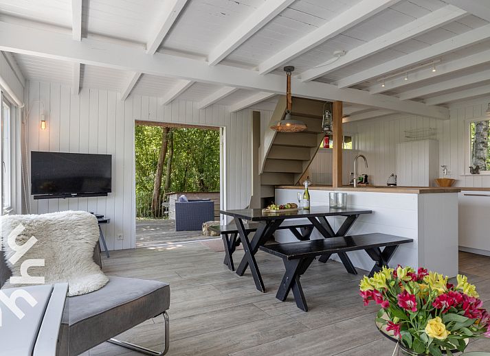 OV465 Ferienhaus in Giethoorn mit Reetdach und Terrasse am Wasser.