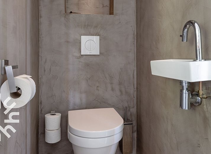 OV465 Ferienhaus in Giethoorn mit Reetdach und Terrasse am Wasser.