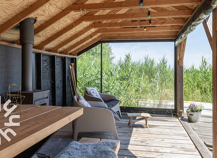 Terrasse des Ferienhauses OV465 in Giethoorn, umgeben von Natur.