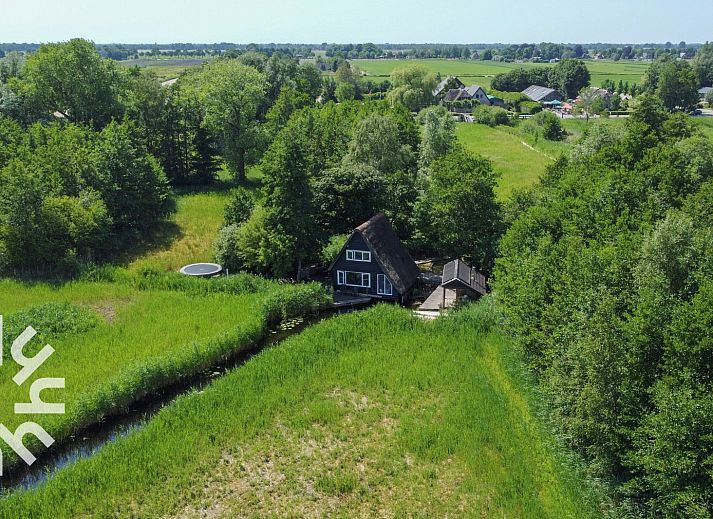 Terrasse des Ferienhauses OV465 in Giethoorn, umgeben von Natur.