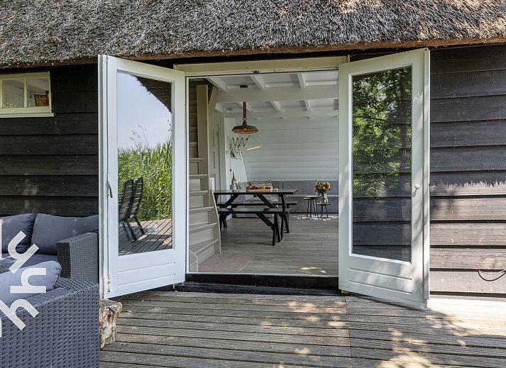 Terrasse des Ferienhauses OV465 in Giethoorn, umgeben von Natur.