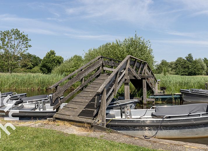 Terrasse des Ferienhauses OV465 in Giethoorn, umgeben von Natur.