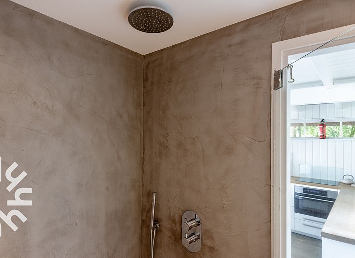 Ueberdachte Terrasse am Ferienhaus OV465 in Giethoorn, ideal zum Entspannen.