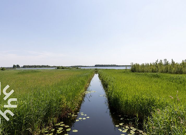 Ueberdachte Terrasse am Ferienhaus OV465 in Giethoorn, ideal zum Entspannen.