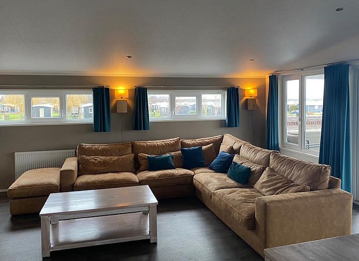 Ruime eetkamer in vakantiehuis Kraaiennest 12, Giethoorn, met lange tafel en moderne keuken in Noordwest Overijssel, Overijssel.