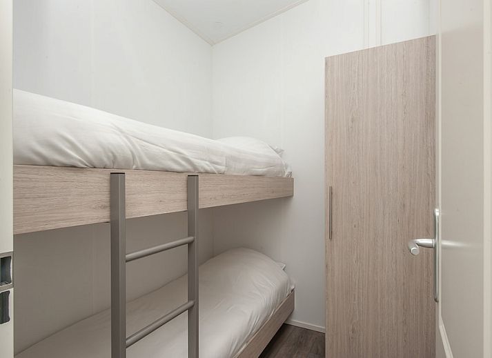 Gezellige woonkamer in vakantiehuis Kraaiennest 12, Giethoorn, met comfortabele zithoek en uitzicht op de omgeving van Noordwest Overijssel.