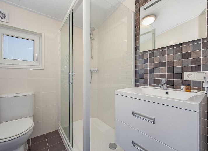 Gezellige woonkamer in vakantiehuis Kraaiennest 12, Giethoorn, met comfortabele zithoek en uitzicht op de omgeving van Noordwest Overijssel.