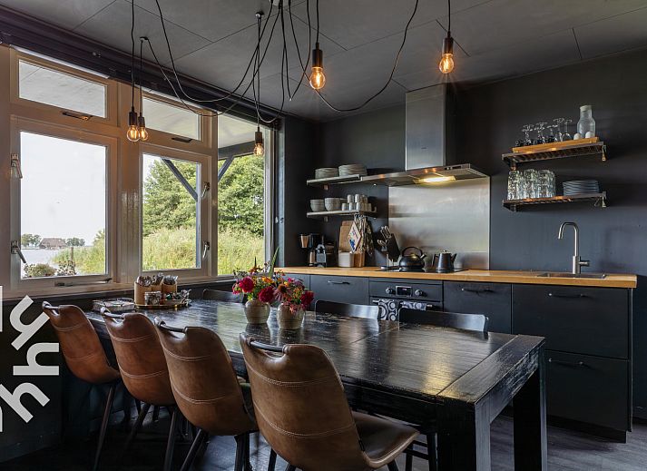 Terras aan het water bij vakantiehuis OV692 in Giethoorn, Noordwest Overijssel, Overijssel.