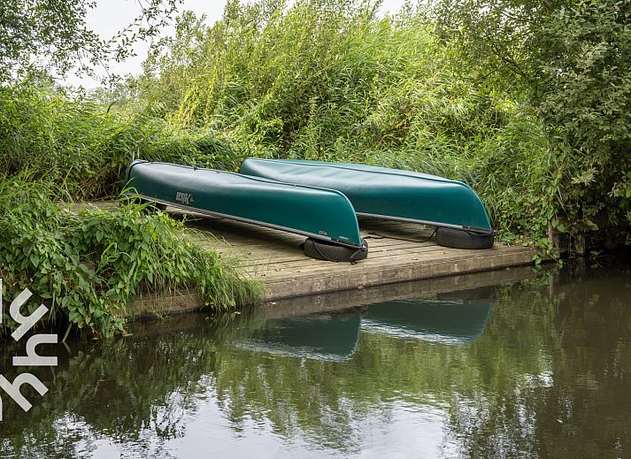 Terras aan het water bij vakantiehuis OV692 in Giethoorn, Noordwest Overijssel, Overijssel.