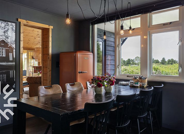 Terras aan het water bij vakantiehuis OV692 in Giethoorn, Noordwest Overijssel, Overijssel.