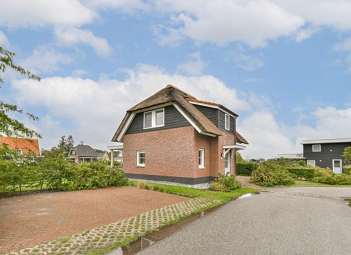 Vrijstaande woning in Giethoorn aan het water, vakantiehuis omringd door natuur in Noordwest Overijssel, ideaal voor rust en ontspanning.