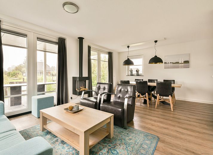 Vrijstaande woning in Giethoorn, vakantiehuis in Noordwest Overijssel, omgeven door groene natuur en rustieke charme.