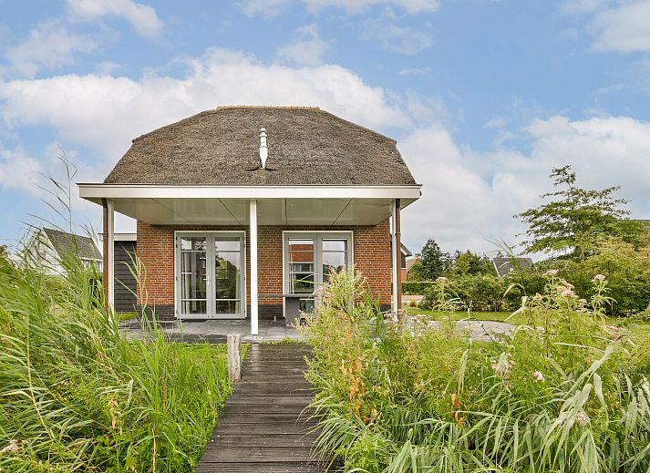 Gezellige woonkamer in de Vrijstaande woning in Giethoorn, Noordwest Overijssel, met moderne inrichting en uitzicht op de tuin.