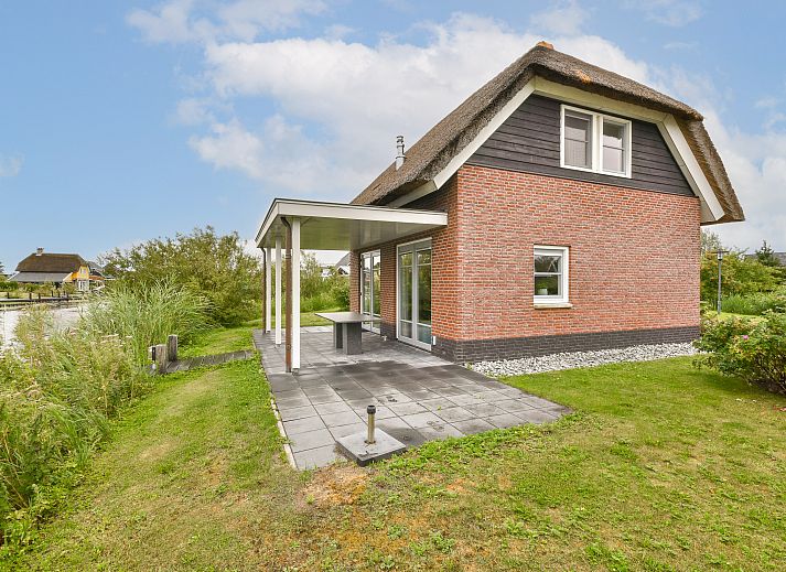 Gezellige woonkamer in de Vrijstaande woning in Giethoorn, Noordwest Overijssel, met moderne inrichting en uitzicht op de tuin.