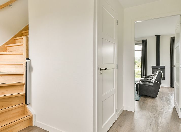 Gezellige woonkamer in de Vrijstaande woning in Giethoorn, Noordwest Overijssel, met moderne inrichting en uitzicht op de tuin.