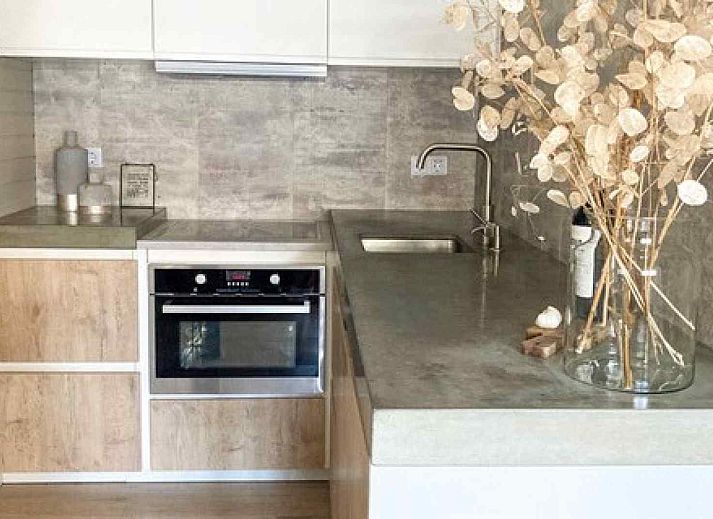 Stylish living room in vacation home OV206, Giethoorn, with modern furnishings and lots of light.