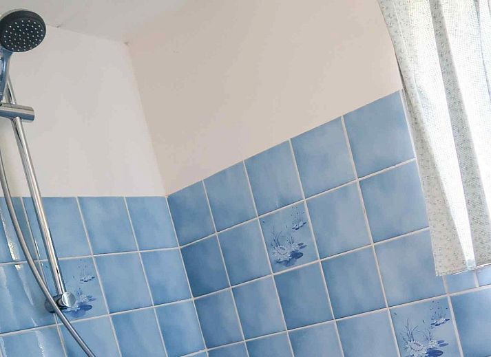 Stylish living room in vacation home OV206, Giethoorn, with modern furnishings and lots of light.