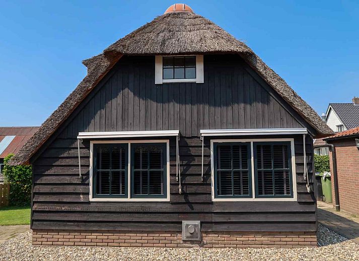 Stylish living room in vacation home OV206, Giethoorn, with modern furnishings and lots of light.