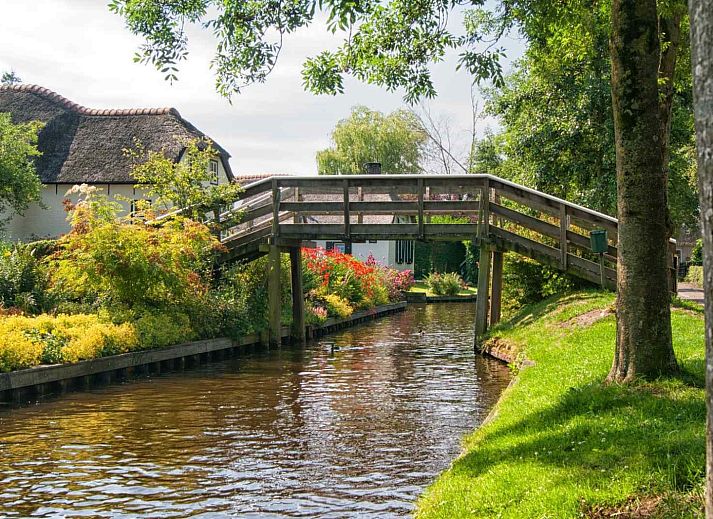 Picturesque waterways and bridges at OV206 in Giethoorn, Northwest Overijssel, perfect for relaxation.