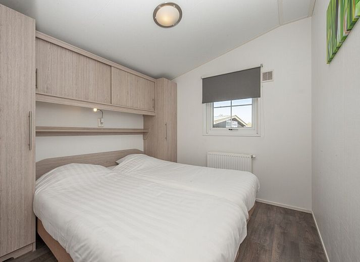 Gemuetliches Wohnzimmer im Chalet Stern 6 in Giethoorn, Nordwest Overijssel, mit viel Licht und Aussicht auf die gruene Umgebung.