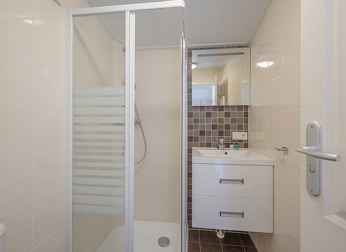 Gemuetliches Esszimmer im Chalet Stern 6, Giethoorn, mit moderner Einrichtung und viel Licht, ideal fuer einen entspannten Urlaub in Overijssel.