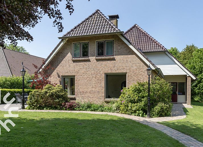 Gemuetliches Schlafzimmer im Ferienhaus OV459, Giethoorn, mit bequemem Bett und sanfter Beleuchtung.
