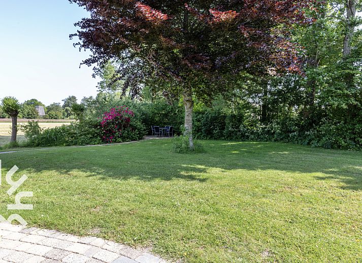 Modernes Badezimmer im Ferienhaus OV459, Giethoorn, mit stilvollen Fliesen und praktischen Annehmlichkeiten.