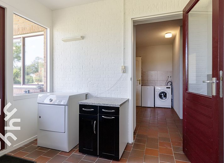 Modernes Badezimmer im Ferienhaus OV459, Giethoorn, mit stilvollen Fliesen und praktischen Annehmlichkeiten.