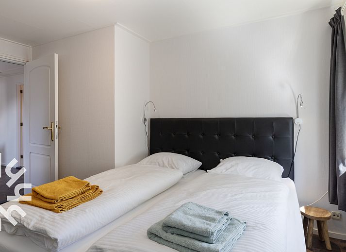 Modernes Badezimmer im Ferienhaus OV459, Giethoorn, mit stilvollen Fliesen und praktischen Annehmlichkeiten.