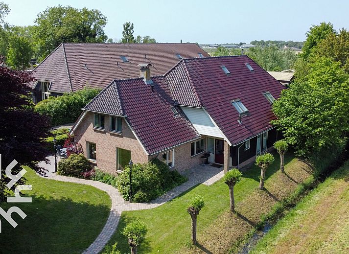 Helles Wohnzimmer im Ferienhaus OV459, Giethoorn, mit bequemen Sofas und grossen Fenstern.