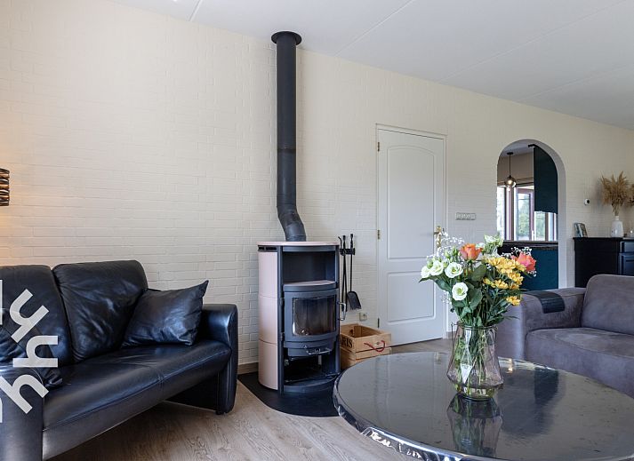 Helles Wohnzimmer im Ferienhaus OV459, Giethoorn, mit bequemen Sofas und grossen Fenstern.