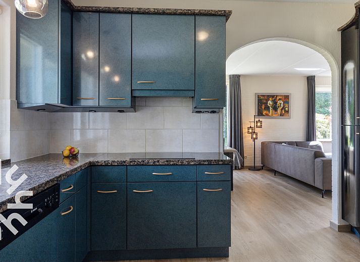 Helles Wohnzimmer im Ferienhaus OV459, Giethoorn, mit bequemen Sofas und grossen Fenstern.