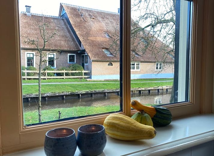 Schnee bedeckt das charmante Ferienhaus in Giethoorn, einem Winterwunderland in Overijssel.