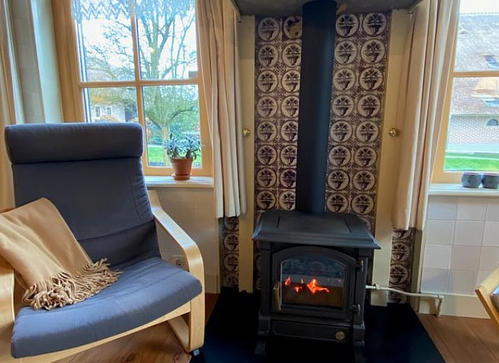 Schnee bedeckt das charmante Ferienhaus in Giethoorn, einem Winterwunderland in Overijssel.