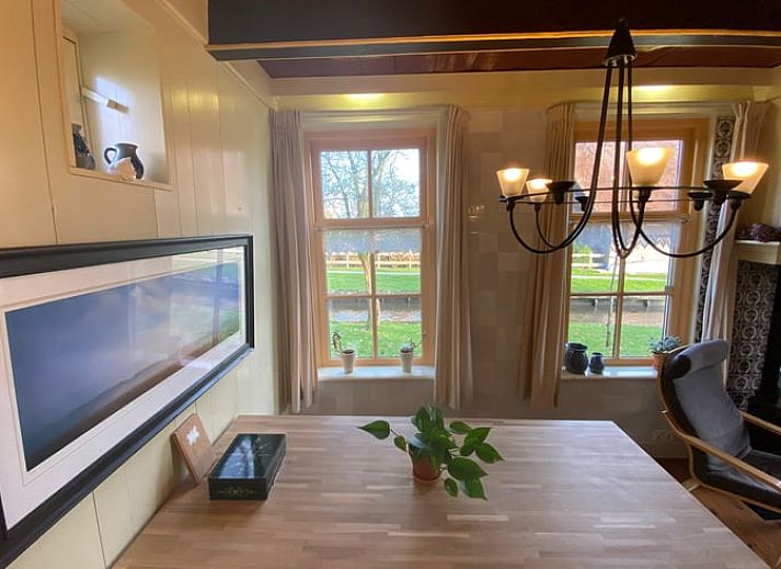 Schnee bedeckt das charmante Ferienhaus in Giethoorn, einem Winterwunderland in Overijssel.