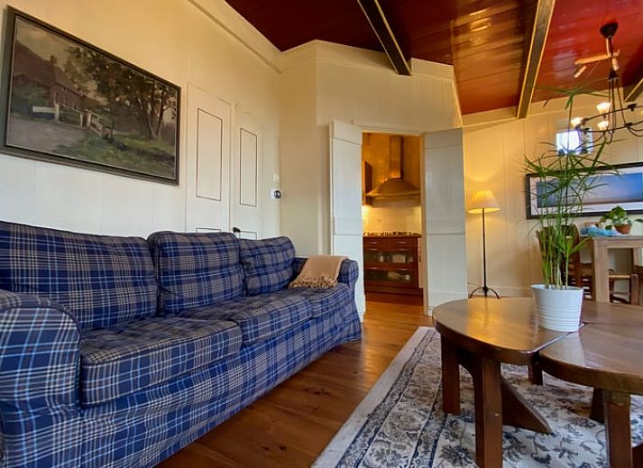 Schnee bedeckt das charmante Ferienhaus in Giethoorn, einem Winterwunderland in Overijssel.