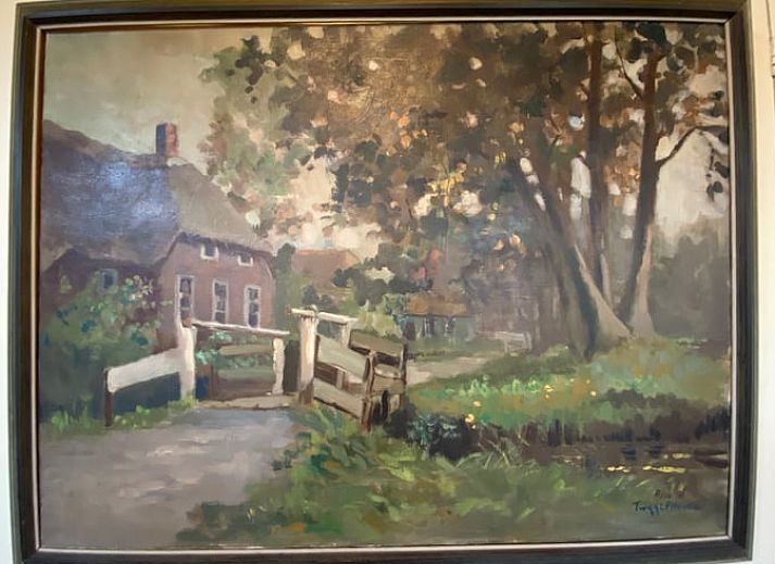 Schnee bedeckt das charmante Ferienhaus in Giethoorn, einem Winterwunderland in Overijssel.