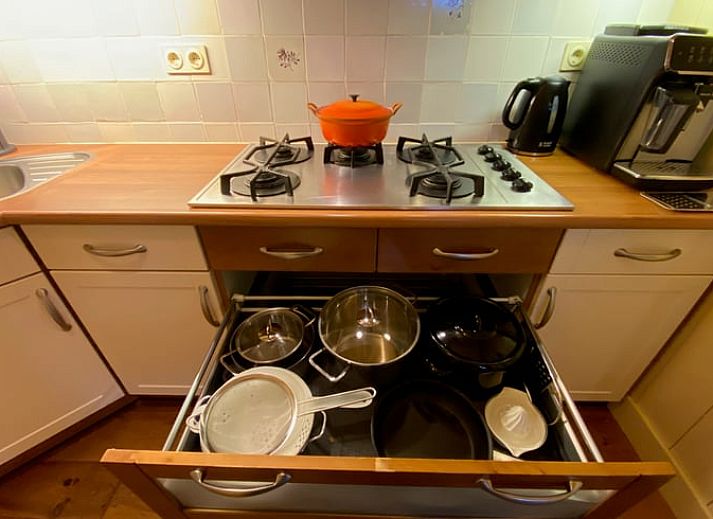 Gemuetliche Sitzecke im Ferienhaus in Giethoorn mit Blick auf die gruene Umgebung von Overijssel.