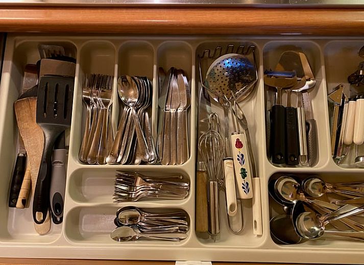 Gemuetliche Sitzecke im Ferienhaus in Giethoorn mit Blick auf die gruene Umgebung von Overijssel.