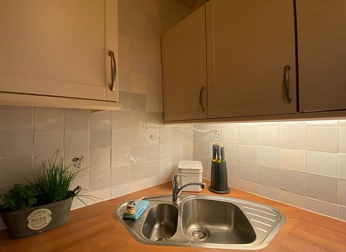 Gemuetliche Sitzecke im Ferienhaus in Giethoorn mit Blick auf die gruene Umgebung von Overijssel.