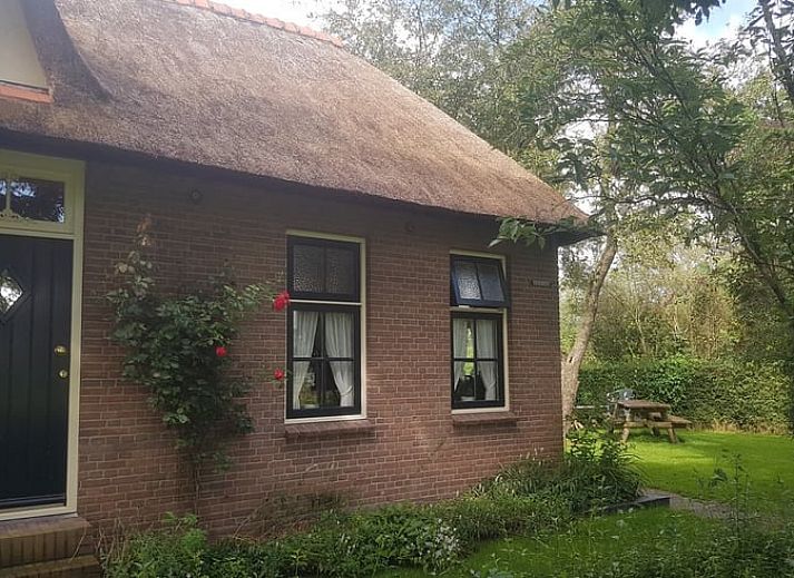 Charmant Vakantiehuisje in Giethoorn met rieten dak en gezellige tuin in Noordwest Overijssel, Overijssel.
