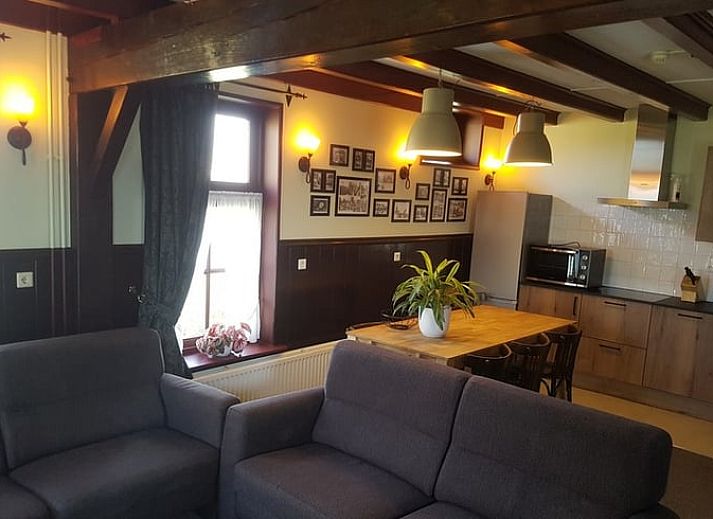 Gezellige woonkamer met comfortabele banken in Vakantiehuisje in Giethoorn, Noordwest Overijssel, Overijssel.