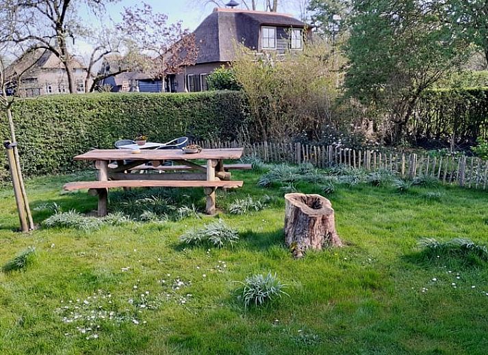 Gezellige woonkamer met comfortabele banken in Vakantiehuisje in Giethoorn, Noordwest Overijssel, Overijssel.