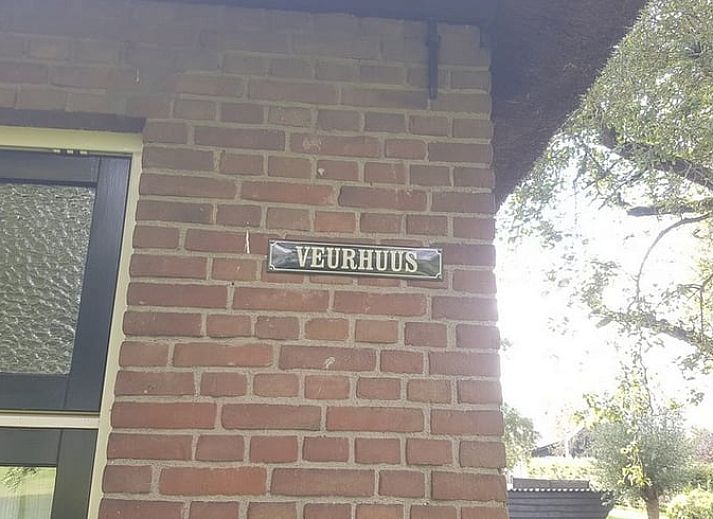 Ruime tuin met picknicktafel bij Vakantiehuisje in Giethoorn, ideaal voor buitenactiviteiten in Noordwest Overijssel, Overijssel.