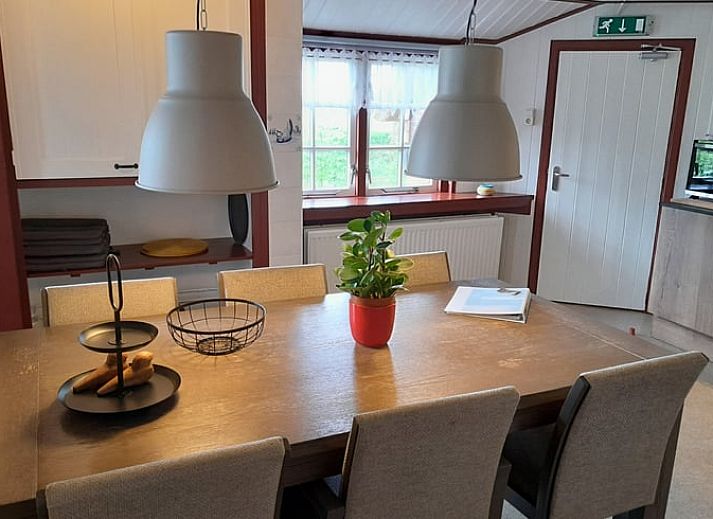 Traditioneel Vakantiehuisje in Giethoorn met bloementuin in Noordwest Overijssel, Overijssel.